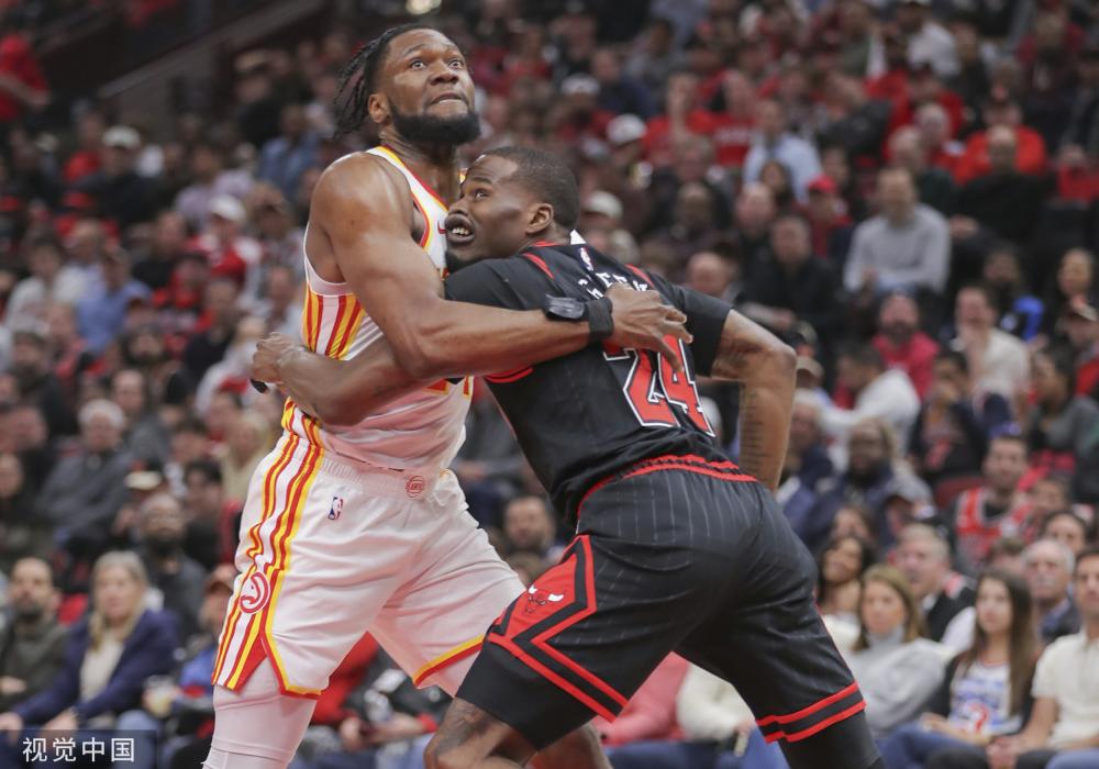 铅球赛场上 铅球赛场上