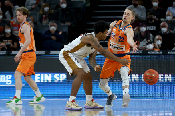 这位年轻选 这位年轻选